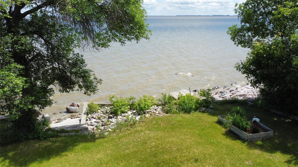253 Gimli Road, Whytewold, Manitoba R0C 2B0 - Photo 3 - 202615467