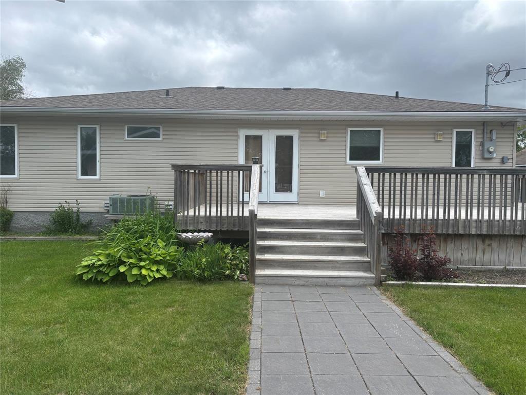 106 5th Avenue, Gimli, Manitoba R0C 1B0 - Photo 10 - 202615472