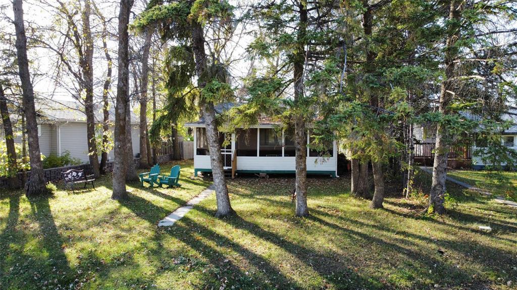 94 Chestnut Street, Winnipeg Beach, Manitoba R0C 3G0 - Photo 1 - 202620473